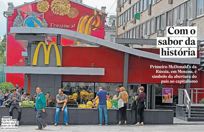  ??  ?? Pioneiro. Loja na Praça Pushkin abriu antes do fim do comunismo