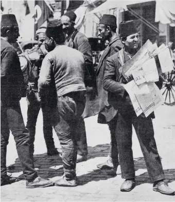  ?? LA VIE ILLUSTREE DERGİSİ, 21 MAYIS 1905 ?? 1905 yılında İstanbul Beyoğlu’nda bir gazete müvezzii, elindeki Fransızca, İngilizce ve Türkçe yayımlanan gazeteleri satmak için bekliyor (üstte).