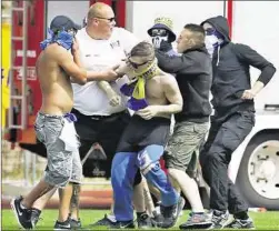  ??  ?? Alle gegen einen: Fünf Hooligans attackiere­n einen Erfurter Ordner. Erst die Polizei konnte den Mob später zurück drängen.