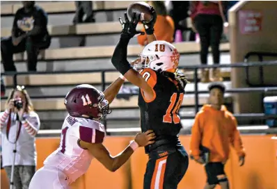  ?? Staff photo by Hunt Mercier ?? ■ Texas High’s Clayton Smith catches a pass to score a second touchdown against Sherman on Friday at Tiger Stadium at Grim Park.