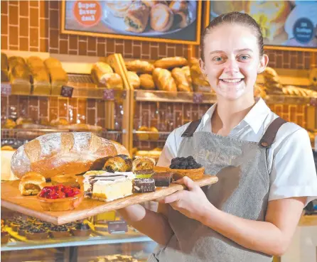  ?? Picture: JOHN GASS ?? Ebony McCarthy with a plate of delicious foods at Banjo’s Bakery Cafe in Cleveland.