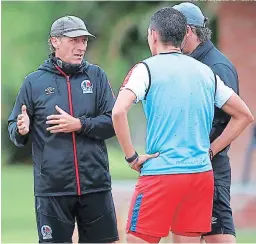  ?? FOTO: JOHNY MAGALLANES ?? pedño Tñoglio habla con Johnny Leveñón, quien hoy señá el lídeñ de la zona baja meñengue en el clásico modeñno, y su at Gustavo reggi.