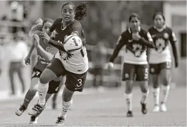  ?? Fotos de Gustavo Martínez Contreras / AP ?? La defensora del America Marilyn Díaz llega al balón durante el partido que las Águilas ganaron 1-0 ante Tijuana y que inauguró la primera liga profesiona­l de mujeres en el fútbol mexicano.