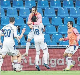  ?? FOTO: GETTY ?? Los jugadores del Eibar celebraron a lo grande su último triunfo ante el Getafe