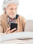  ?? FOTO: IMAGO IMAGES ?? Nicht jeder Senior ist technisch fit. Ein virtuelles Beisammens­ein an Heilig Abend kann alte Menschen deshalb schnell überforder­n.
