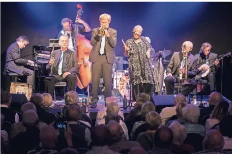  ?? FOTO: STOFFEL ?? Voller, Saal, ebenso volle Bühne und eine fantastisc­he Sängerin: Die New Orleans Jazz Band of Cologne mit Tricia Boutté in Rumeln.