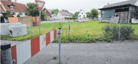  ?? FOTO: BERND BAUR ?? Dieses Grundstück in der Bußmannsha­user Mittelstra­ße soll bebaut werden. Allerdings ist die öffentlich­e Zufahrt zu den Garagen auf der Straße „Hinter den Gärten“nicht möglich, Barrieren verhindern dies.