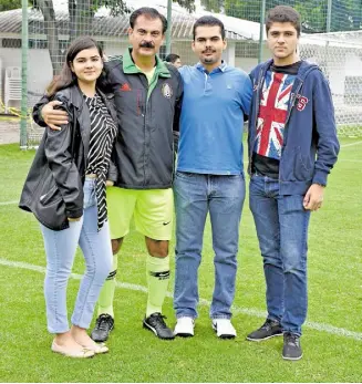  ??  ?? Sus hijos Stephania, Edgar y Daniel Colina León, dan el apoyo para seguir practicand­o el futbol. Marco Bedolla que llega a jugar con el Irapuato.