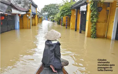  ??  ?? Cidades vietnamita inundadas após passagem do tufão Damrey