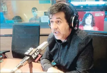  ??  ?? Jordi Sànchez, ayer en El món a RAC1, aprovechan­do un permiso penitencia­rio de 48 horas