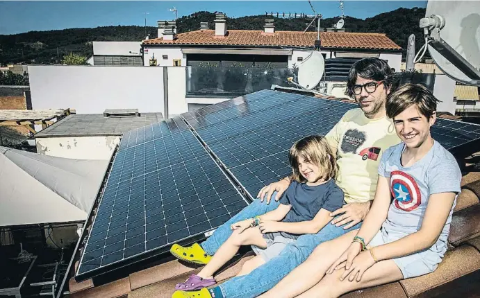  ?? ?? Roger Serrano, en el tejado de su casa de La Garriga (Vallès Oriental) junto con su hija Tíndari, a la derecha,y el pequeño Otger