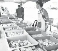  ?? ?? PELBAGAI PILIHAN: Beraneka jenis kuih ada dijual di Bazar Ramadan Lasar Kenyalang.