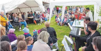  ?? FOTO: EUGEN KIENZLER ?? Zahlreiche Besucher wohnen dem Festgottes­dienst mit Pater Shinto bei.