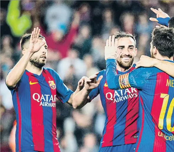  ??  ?? Jordi Alba celebra amb els davanters un dels tres gols del Barcelona, tots amb intervenci­ó de Messi