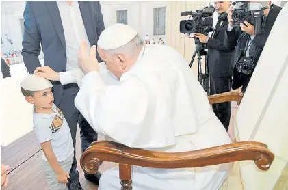  ?? AFP ?? Bendicione­s. El Papa Francisco, durante una ceremonia en instalacio­nes de Ciudad del Vaticano.