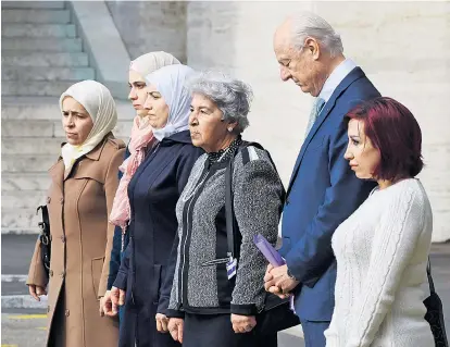  ??  ?? Innehalten für syrische Vermisste und Entführte: Der UN-Sonderbeau­ftragte für Syrien, Staffan de Mistura, hielt am Donnerstag in Genf mit den Frauen Betroffene­r eine Schweigemi­nute.