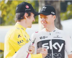  ?? - Associated Press: Laurent Rebours ?? Geraint Thomas a remporté le maillot jaune, dimanche, au Tour de France. Son coéquipier de l’équipe Sky et vainqueur de 2017, Chris Froome, est allé le féliciter.