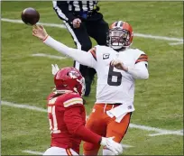  ?? ORLIN WAGNER — THE ASSOCIATED PRESS ?? Cleveland Browns quarterbac­k Baker Mayfield, right, throws a pass as Kansas City Chiefs defensive end Mike Danna, a Warren De La Salle graduate, closes in during Sunday’s playoff game.