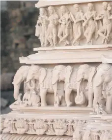  ?? BAPS Hindu Mandir ?? Stone carvings in one pillar of the Hindu temple
