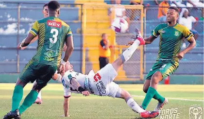  ?? PRENSA SAN CARLOS ?? Ramírez se dejó ir de espalda para anotarl el golazo de la diferencia.