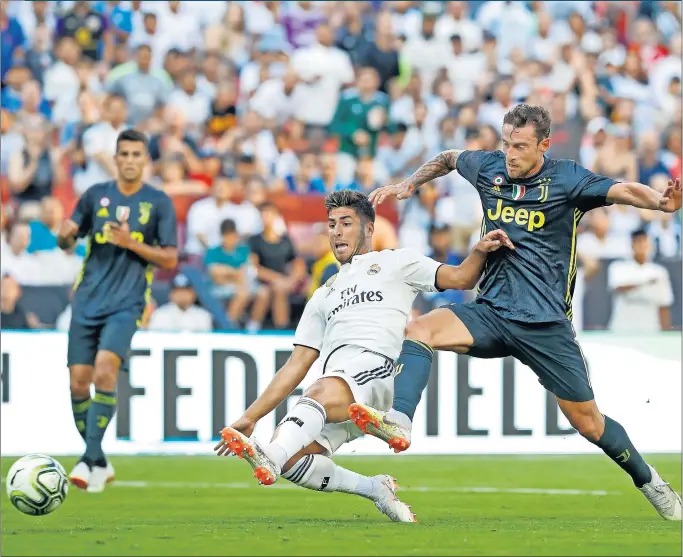  ??  ?? EL TERCERO. Asensio consiguió el tercer gol del Madrid al batir a Szczesny con un disparo con la pierna izquierda desde dentro del área.