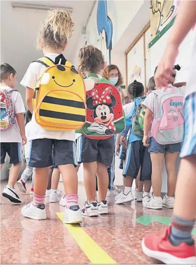  ?? D. S. ?? Un grupo de niños en los pasillos de un colegio.