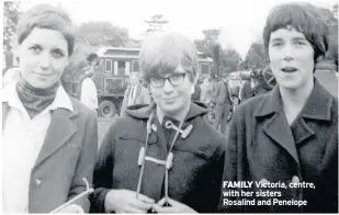  ??  ?? FAMILY Victoria, centre, with her sisters Rosalind and Penelope