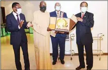  ?? Photo by Rizk Taufiq ?? Mbaki receives a commemorat­ive shield from the Dean of the Arab Diplomatic Corps Ambassador Mohamed Momen.