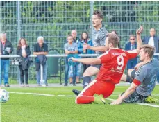  ?? FOTO: PETER SCHLIPF ?? Waldstette­ns Edgar Fischer (rechts, hier im Duell mit Hofherrnwe­ilers Niklas Groiß) sah einen verdienten Erfolg seiner Elf.