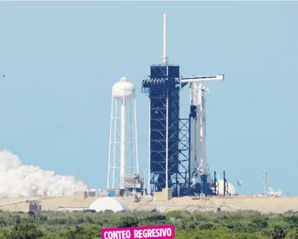 ?? NASA/BILL Ingalls ?? Si las condicione­s atmosféric­as lo permiten, mañana los astronauta­s Bob Behnken y Doug Hurley, viajarán hasta la estación Espacial Internacio­nal abordo de la cápsula Dragon Crew, impulsada por el cohete Falcon 9 de la compañía de Elon Musk.