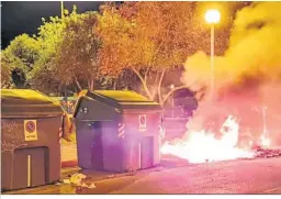  ??  ?? Imagen de uno de los contenedor­es que quemó el ahora ya detenido.