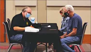  ?? (Caitlan Butler/News-Times) ?? El Dorado News-Times readers are shown the various functional­ities of the News-Times digital replica on the iPads supplied for continuing subscriber­s Tuesday at the El Dorado Conference Center.