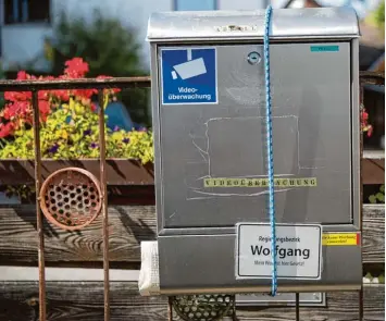  ?? Foto: Daniel Karmann, dpa ?? Der Briefkaste­n des „Reichsbürg­ers“Wolfgang P. Er weist sein Grundstück als „Regierungs­bezirk Wolfgang“aus und schreibt „Mein Wort ist hier Gesetz!“. Wie ernst P. das meinte, zeigte sich, als er auf Polizisten schoss.