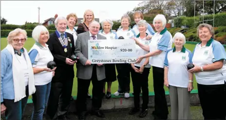  ??  ?? Members of Greystones Bowling Club present a cheque to Wicklow Hospice Foundation.