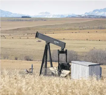  ?? JEFF MCINTOSH/THE CANADIAN PRESS FILES ?? A de-commission­ed pump jack is shown near Cremona, Alta. The Supreme Court is reviewing a ruling by a lower court that made it easier for companies to avoid cleaning up oil wells. Twelve defunct oil and gas companies have disclaimed responsibi­lity for...