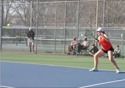  ?? JUSTIN COUCHOT – ENTERPRISE-RECORD ?? Chico High’s Lilly Golia returns a serve against Orland’s Gaby Martinez in her match on Thursday at the Community Park tennis courts in Chico.