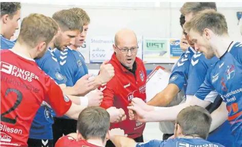  ?? FOTO: BONENBERGE­R/B&K ?? Trainer Burkhard Disch (Mitte) und der TV Bliesen wollen den Ligaverble­ib irgendwie noch schaffen.