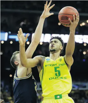  ?? JAMIE SQUIRE/ GETTY IMAGES) ?? Tyler Dorsey of the Oregon Ducks, who scored 20 points, goes up for a shot against the Michigan Wolverines Thursday in Kansas City.