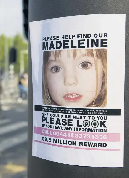  ??  ?? Nach der im Mai 2007 verschwund­enen Madeleine McCann wurde – wie hier auf einer Litfaßsäul­e in Amsterdam – weltweit gesucht. Das britische Mädchen war mit seinen Eltern in Portugal auf Urlaub.