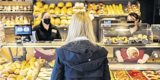  ?? DPA-BILD: Assanimogh­addam ?? Wenn beim Bäcker ein Brot oder ein Brötchen zuviel gekauft wurde, sollte es nicht in den Müll wandern. Am Sonntag bekamen Verbrauche­rinnen und Verbrauche­r Tipps gegen Lebensmitt­elverschwe­ndung. .