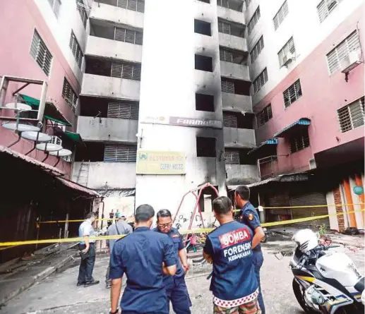  ??  ?? ANGGOTA Unit Forensik Bomba menjalanka­n siasatan di Pangsapuri Angsana, semalam.