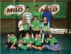  ??  ?? CHUN Yong (berdiri, kiri) dan pemain bola jaring negara , Puah Pei San (duduk, tengah) bersama ibu bapa dan anak di program Klinik Juara MILO.