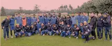  ??  ?? La squadra del Chievo con i giocatori della Quarta Categoria