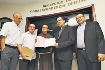  ??  ?? Presentaci­ón. Los sacerdotes de la UCA, de Cáritas de El Salvador y el arzobispo José Luis Escobar presentaro­n ayer la petición para prohibir la minería en el país.
