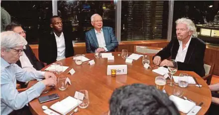  ?? BERNAMA PIC ?? Prime Minister Datuk Seri Najib Razak, Virgin Group founder and entreprene­ur Sir Richard Charles Nicholas Branson (left) and Jamaican sprinter Usain Bolt (third from left) at a closed-door dinner held in conjunctio­n with the Global Transforma­tion Forum...