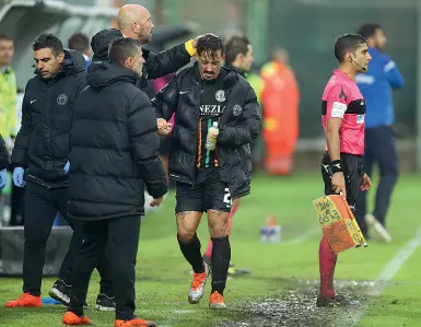  ??  ?? Venezia Walter Zenga accoglie in panchina Di Mariano dopo un cambio: oggi match contro la Salernitan­a