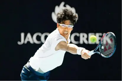  ?? FOTO ?? El tenista coreano Hyeon Chung juega sus partidos con lentes. También son famosos los lentes que usaba el futbolista holandés Edgar Davies o el basquetbol­ista Kareem Abdul Jabbar.