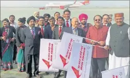  ?? HT PHOTO ?? Punjab BJP president and Union minister of state Vijay Sampla (right) and Rajya Sabha member Shwait Malik along with Air India staff flagging off the direct flight to Nanded, in Amritsar on Saturday.