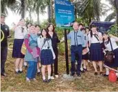  ??  ?? PROGRAM penanaman pokok bersama guru dan pelajar Nagasaki Nichidai High School dari Jepun di Hutan Bandar Cyberjaya tidak lama dulu.