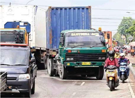  ?? GUSLAN GUMILANG/JAWA POS ?? SERING TERJADI: Jalan Kalianak dan Margomulyo sering macet. Namun, hingga kini belum ada solusi.